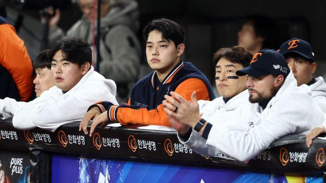 'KS 5차전 구속 급하락' 문동주, 투구 재개 가능?...류지현 감독 