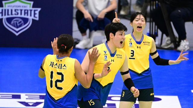 '김희진 1세트 코트 장악' 현대건설, IBK기업은행 꺾고 1위 도약