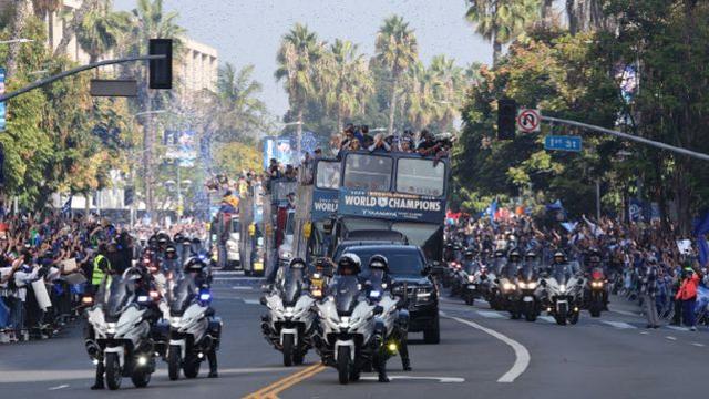 다저스 김혜성, 월드시리즈 우승 카퍼레이드…'6일 금의환향'