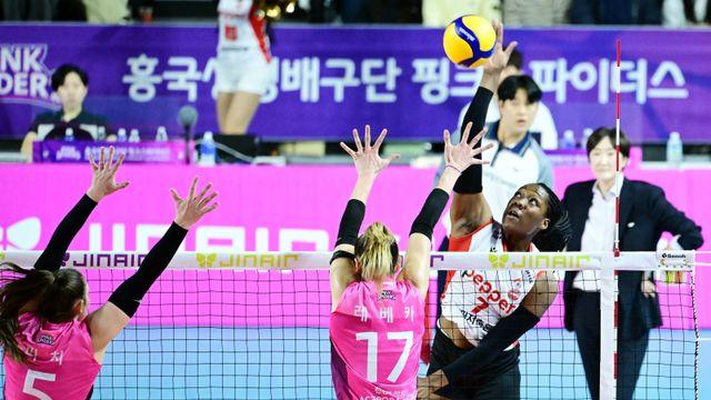 “첫 경기부터 너무 힘이 넘쳤나요?”…페퍼저축은행 선두 이끈 ‘특급 외인’ 조이, V리그 적응은 ‘이상 무’