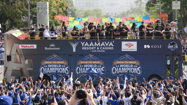 “3연패로 가자” LA 도심 뒤덮은 푸른 물결…다저스 WS 2연패 기념 카 퍼레이드