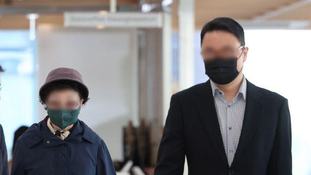 특검 출석한 김건희 모친·오빠…모든 질문에 '묵묵부답'