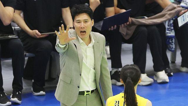 1위 오른 현대건설 강성형 감독 