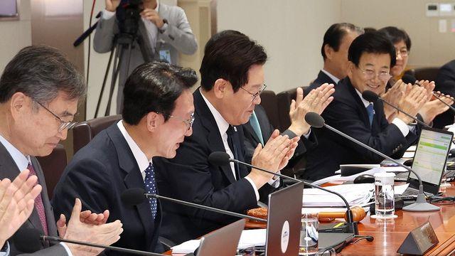 강행군에 감기몸살 걸린 李대통령…기립박수 터져 나온 국무회의