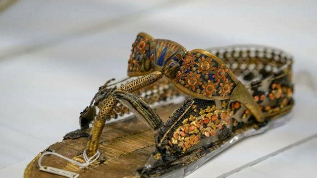 고대 이집트 투탕카멘의 샌들 발굴.jpg