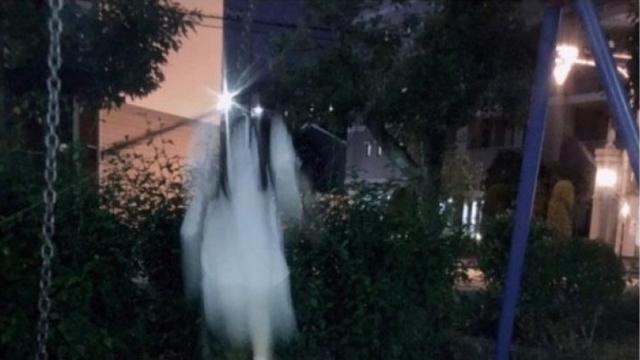 원피스 입고 그네에서 사진 찍기.