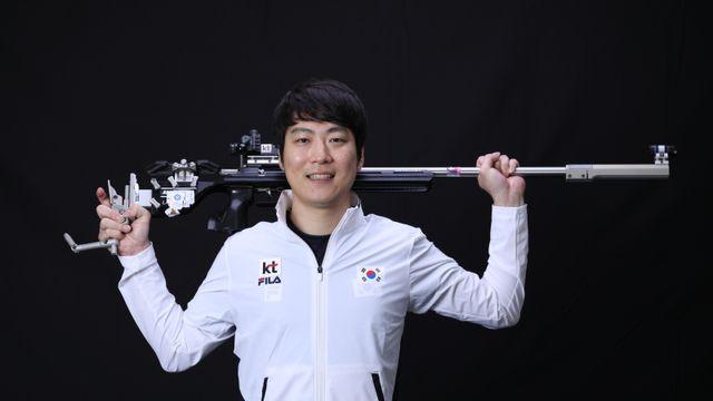 소총 내려놓는 AG 은메달리스트, 박상도 