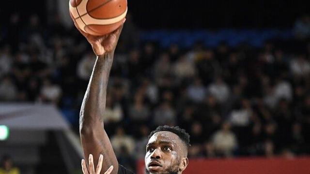 ‘워니 17점 10리바운드 더블더블 펄펄’ SK, KCC 잡고 공동 7위 도약