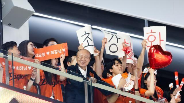 김승연 한화 회장, 준우승 '이글스 선수단'에 오렌지 휴대폰 쐈다