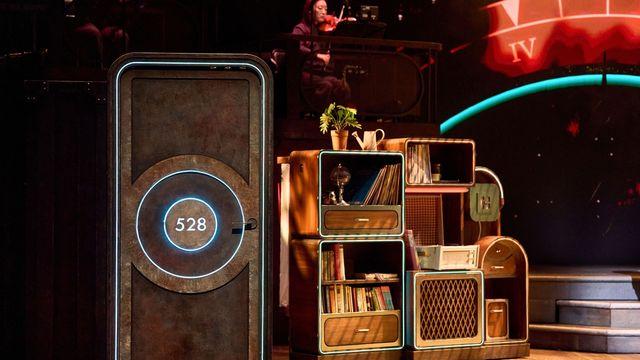 브로드웨이 홀리고 온 '어쩌면 해피엔딩'…로봇으로 사랑을 묻다