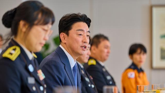 대통령실, 소방공무원들 초청해 격려…