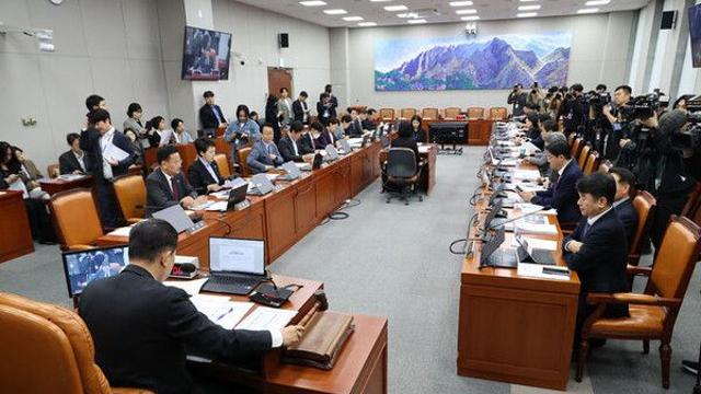 운영위, '김현지 출석' 공방…與 