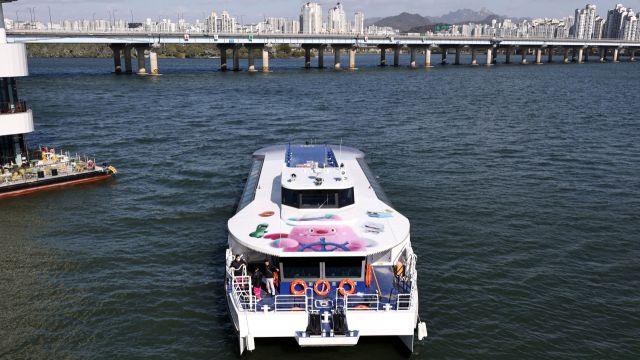 예상치 절반 이하인데?  서울시, 한강버스 1만 명 탑승 '자화자찬'