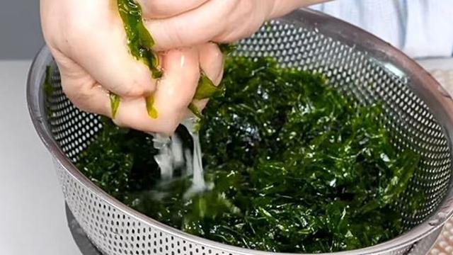 주부들이 가장 어려워하는 ‘파래무침’, 이렇게 하면 비린내 싹 없어집니다