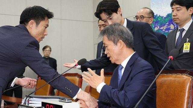 김용원 인권위 상임위원, 증인 선서 거부로 국감서 퇴장