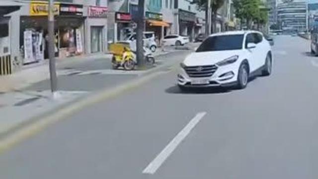 포르쉐 끼어주기 싫어서 풀악셀 밟은 사람 ㄷㄷ;;