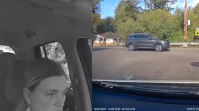 운전에 집중 안 하는 여성