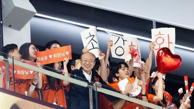 ‘낭만 구단주’ 한화 김승연 회장, 이글스 한국시리즈 준우승 격려...오렌지 색 휴대폰 선물