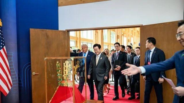 백악관에 올라온 한국 선물 vs 일본 선물 사진.jpg (아베 골프채?)