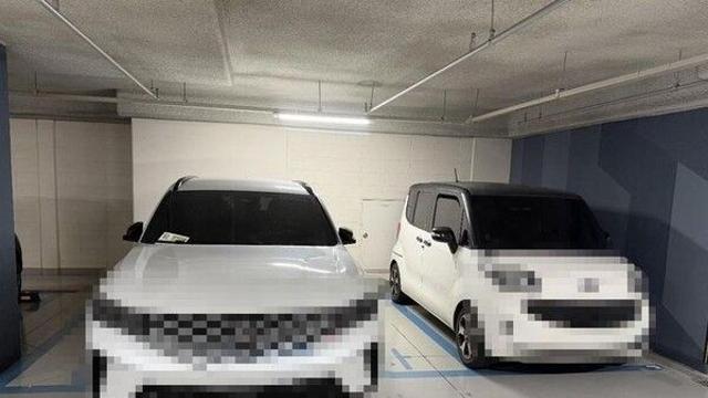 경차 주차 구역 2칸 차지한 SUV…차주 반응은 
