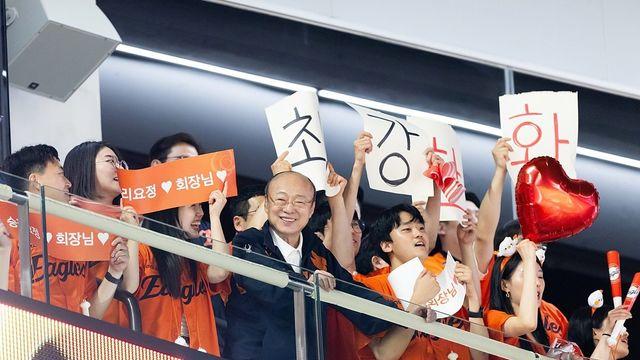 한화그룹 김승연 회장, 한화이글스 선수단에 오렌지색 '이것' 선물