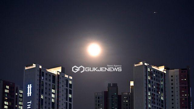 오늘밤 보름달 가장 크게 보이는이유 