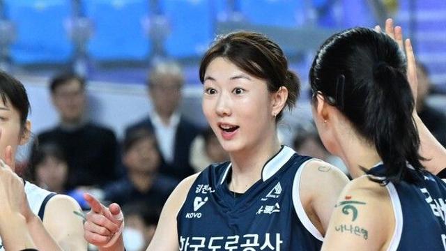 ‘강소휘·모마 쌍끌이’ 한국도로공사, 정관장 3-0 승리로 1위 도약…김종민 감독은 200승