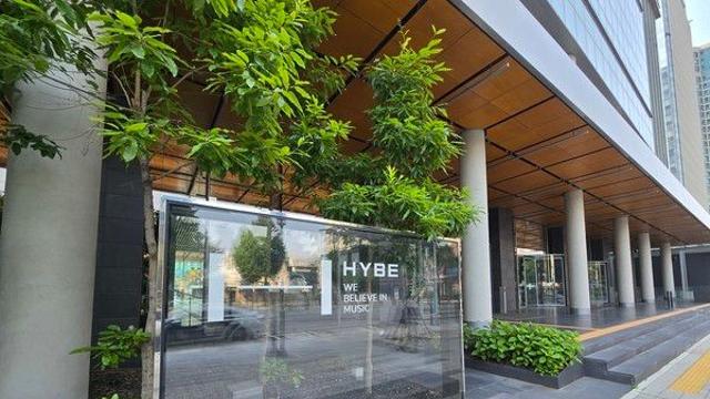 ‘1900억 부당이득 혐의’ 방시혁 하이브 의장, 세 번째 경찰 소환