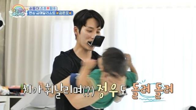 김준호, '펜싱 국대'는 육아도 다르다…子 은우·정우 번쩍 들어 '몸으로 놀아 주기' (슈돌)