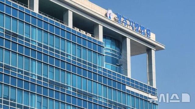 보이스피싱 피해금 수억 전달한 현금인출책, 징역 2년