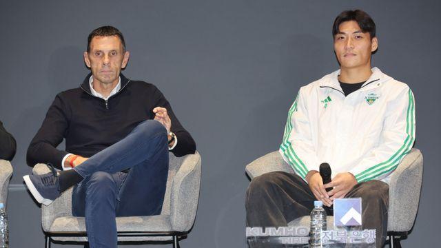 “네가 MVP 후보야” “내가 만난 감독 중 최고” 웃음 끊이질 않은 포옛과 ‘주장’ 박진섭 [IS 전주]