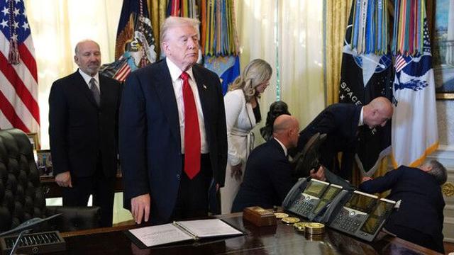 행사 너무 길었나…트럼프 약가합의 발표식서 참석자 기절