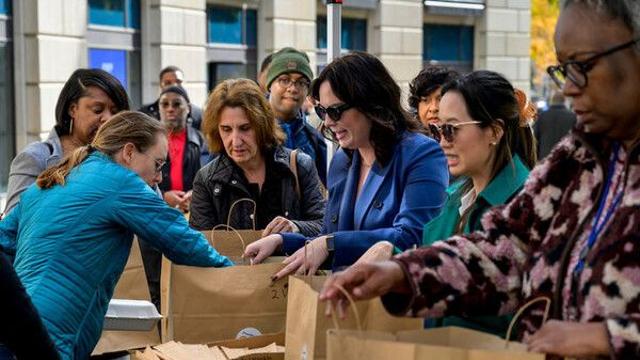 미 연방정부 셧다운 37일째 접어들어…70만 공무원 무급 강제근무중