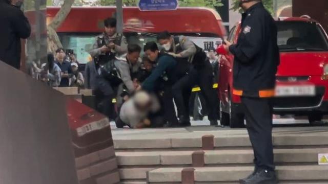 강남 보험사 빌딩 앞 인화물질 뿌리고 방화 위협한 남성 체포