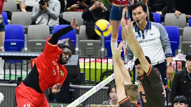 [SD 리뷰 in 수원] 주포 맞대결에서 앞선 한국전력, OK저축은행전 3-2 승리로 개막 3연패 뒤 2연승 질주!