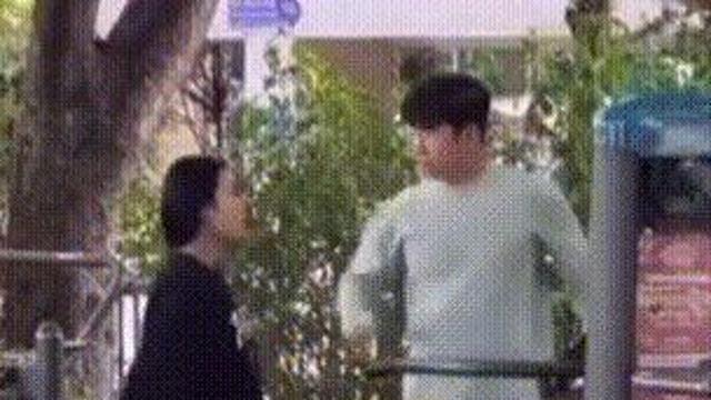 공원에서 다투는 커플