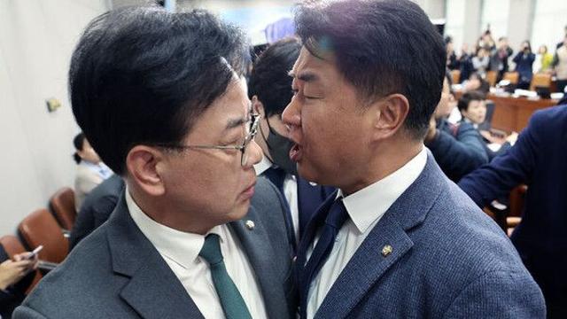 與 이기헌 '배치기 충돌'에 