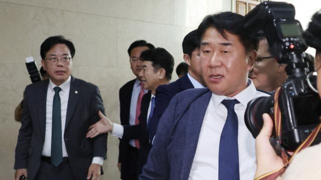 운영위 국감 또 파행...송언석-이기헌 '배치기' 고성 충돌