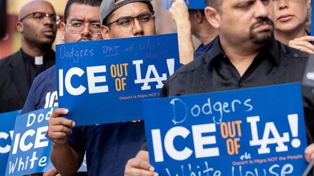 연방 이민단속반, 주차장의 아빠 체포후 1살 아기 차에 실은채 사라져 -AP