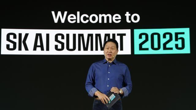 최태원 SK 회장, 계열사 CEO 모아 미래 성장전략 새판 짠다