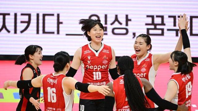 페퍼저축은행, 파죽의 3연승…접전 끝에 GS칼텍스 누르고 2위 도약