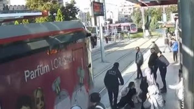 간발의 차로 죽다 살아난 여성