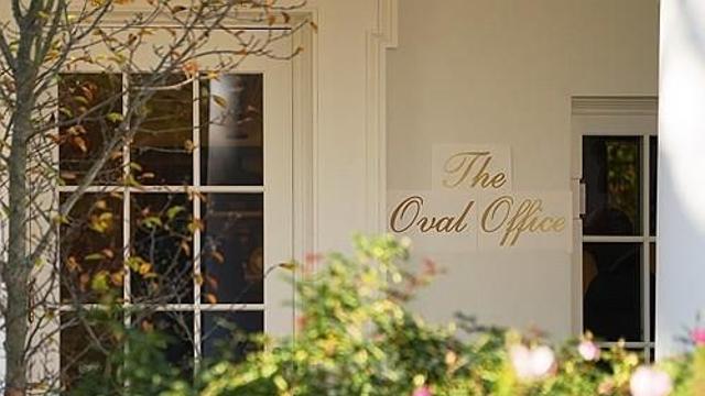 '황금 사랑' 트럼프, 집무실 입구 외벽에 황금색 안내판