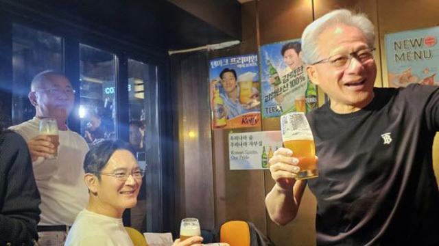 ‘젠슨 황’ 덕 본 깐부치킨, 돌연 신규 가맹 ‘올 스톱’ 선언한 이유?