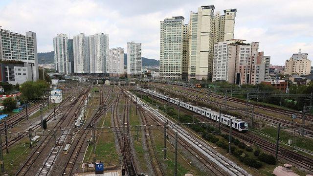 용산역 화물열차 궤도 이탈…경의중앙선 무정차 통과