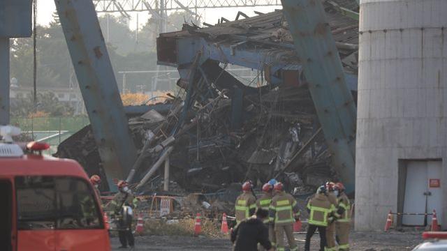[속보] 울산화력발전소 붕괴 현장서 매몰자 2명 발견…구조 중