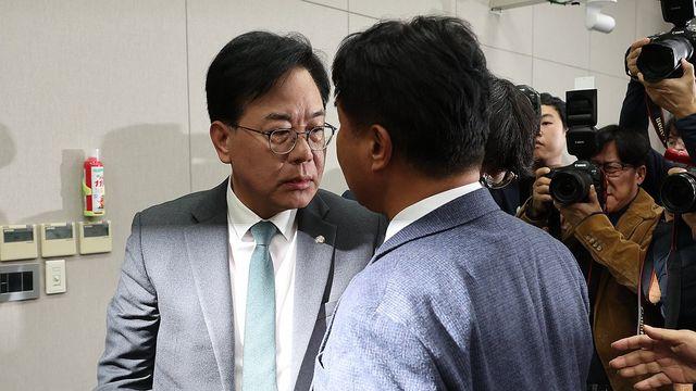 운영위, 대통령실 국감 1시간 만에 파행…여야 '배치기' 충돌도