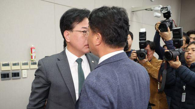 '배치기' '김현지 서열 위'…아수라장 된 운영위 국감(종합)