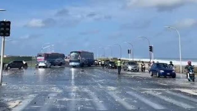 파도에 휩쓸리는 도로