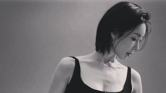 한다감, '저속 노화의 길' 선언하며 프로필 사진 공개…크롭톱으로 드러낸 '잘록 허리+탄탄 복근' 감탄 자아내